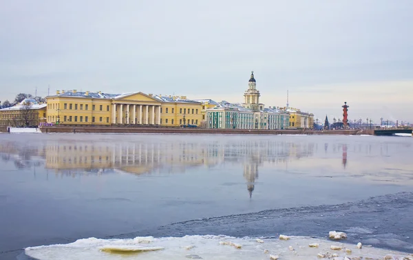 St. Petersburg, quay of river Neva in winter — Stock Photo, Image