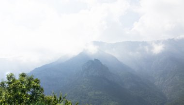 Bulutların üzerinde hills