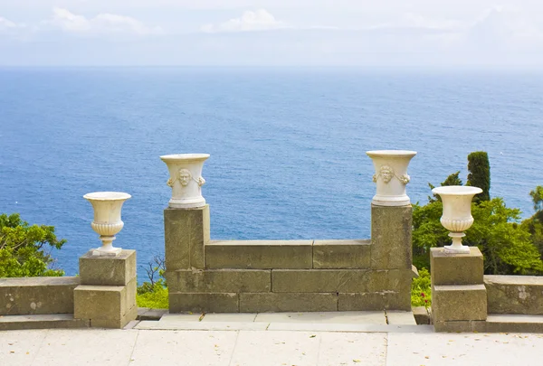 Vasi in giardino vicino al mare — Foto Stock