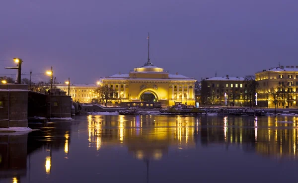 St. petersburg, kaj av neva på natten — Stockfoto