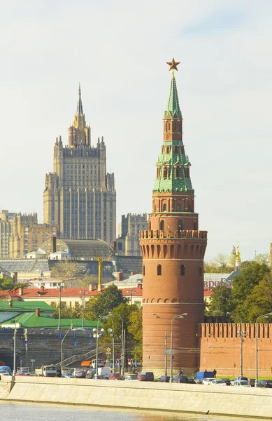 Москва, Кремлевская башня и небоскреб — стоковое фото