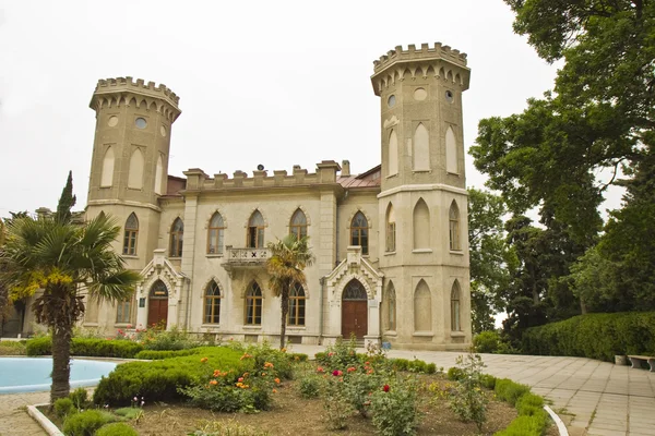 Palacio "Alejandría Romántica" en Gaspra, la Crimea — Foto de Stock