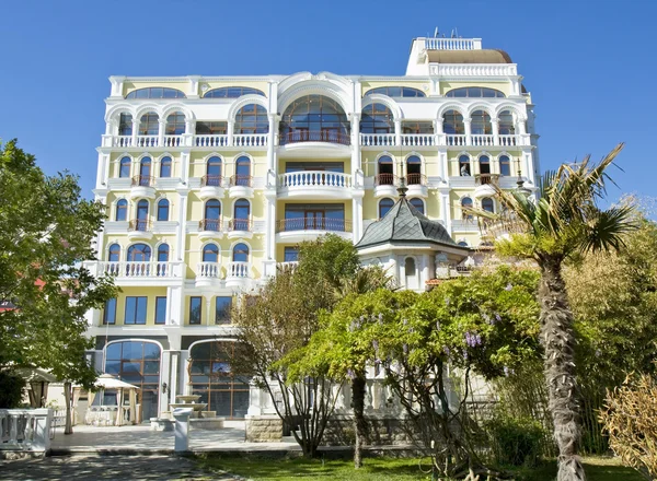 Jalta, Krim, modern gebouw — Stockfoto