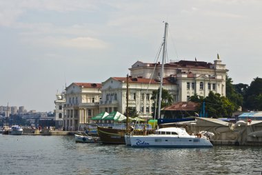 Sivastopol, Kırım, Ukrayna - 20 Temmuz 2010: guay liman ve deniz araçları üzerinde binalar. Akyar - ünlü tatil ve askeri liman Rusya ve Ukrayna'da Karadeniz üzerinde.