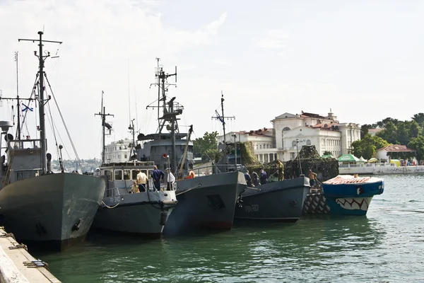 2010年 平成22年 10月2日 ロシア艦隊の軍艦や海軍のパレード ゲイの建造物 町の港での遊覧船 — ストック写真
