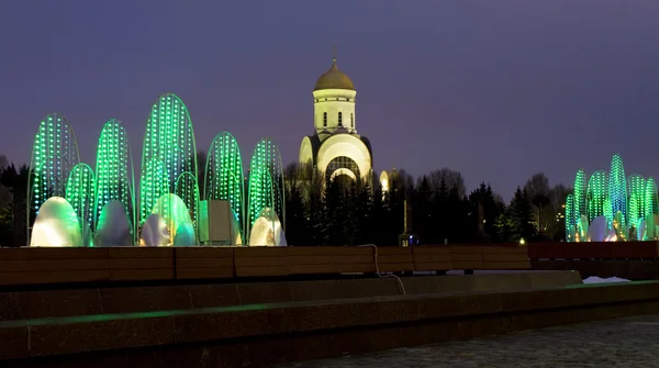 Moskwa, Kościół st. george i elektryczne fontanny — Zdjęcie stockowe