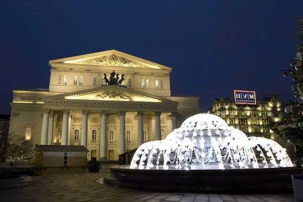Москва, великий театр та електричні фонтан — стокове фото