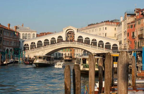 VENICE, ITALY - 8 февраля 2020 года: мост Риальто на Гранд-канале. — стоковое фото