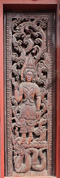 Декоровані дерев'яні біля дверей — стокове фото