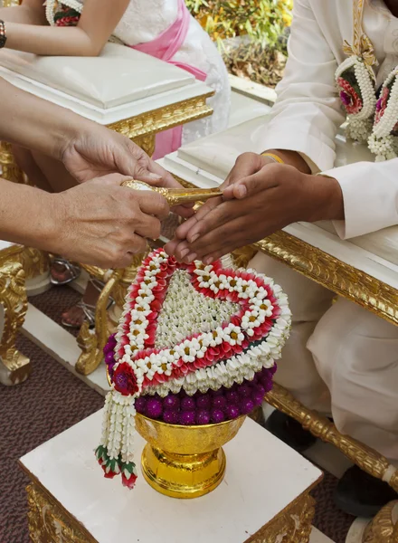 Gezegend water op Thaise huwelijksceremonie — Stockfoto