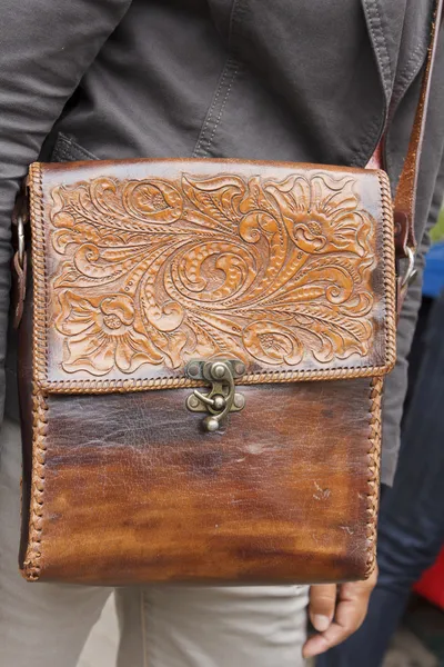 Frauen tragen Handtasche — Stockfoto