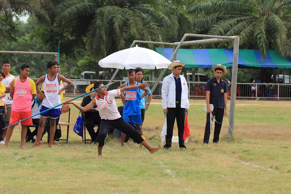 Throwing javelin — Stock Photo, Image