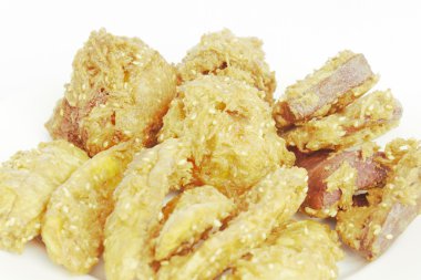 derin yağda kızartılmış dilimlenmiş muz, tatlı patates ve nefesi cins artoc