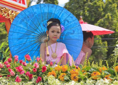 Nakhon si thammarat, thailand - 26 Eylül: Tay ile elbise kız onuncu kameri ay festival geçit, nakhon si thammarat, thailand, 26 Eylül 2011