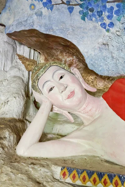 Статуя лежащего Будды — стоковое фото