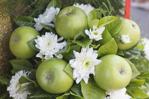 Arrangement fleurs et pommes — Photo