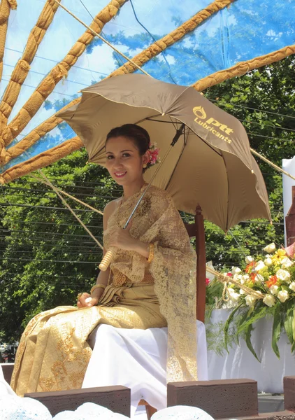 Frau mit Thai-Kleid — Stockfoto