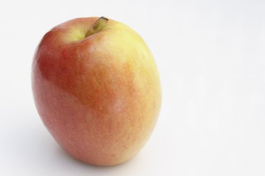 bir bütün sarı ve Kırmızı elma