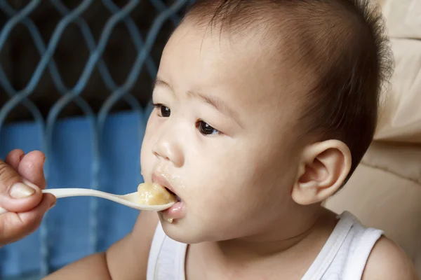 Child eating — Stock Photo, Image