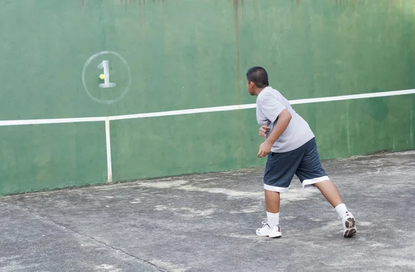 Çocuk ve tenis duvarı — Stok fotoğraf