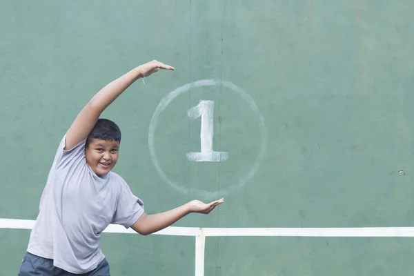 Jongen en tennis muur — Stockfoto