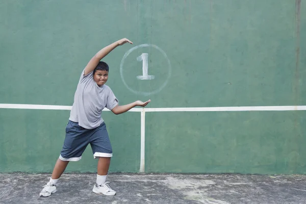 少年とテニスの壁 — ストック写真