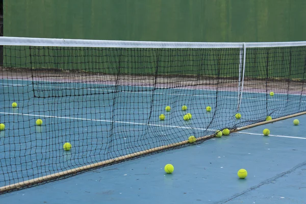 Piłki tenisowe praktyki na sąd — Zdjęcie stockowe