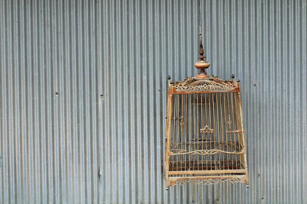 Jaula de madera para pájaros —  Fotos de Stock