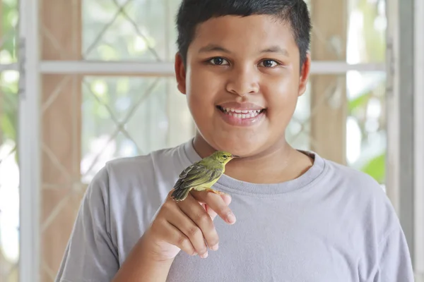 Ragazzo e uccello — Foto Stock