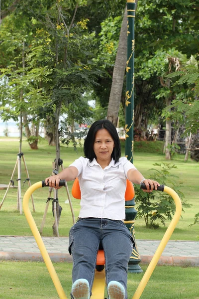 Mulher exercitando ao ar livre — Fotografia de Stock
