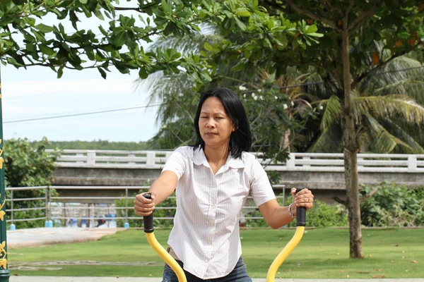 Mujer ejercitando al aire libre — Foto de Stock