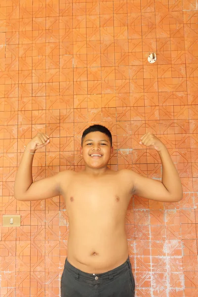 Thai boy muskelbeugen — Stockfoto
