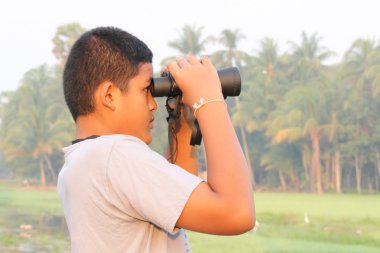 çocuğun doğal görünümlü dürbün