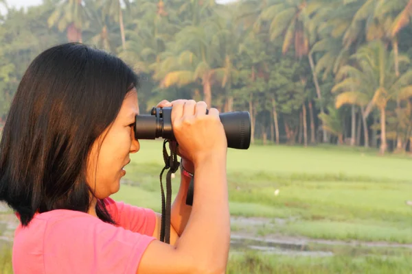 Mujer usando prismáticos mirando la naturaleza —  Fotos de Stock