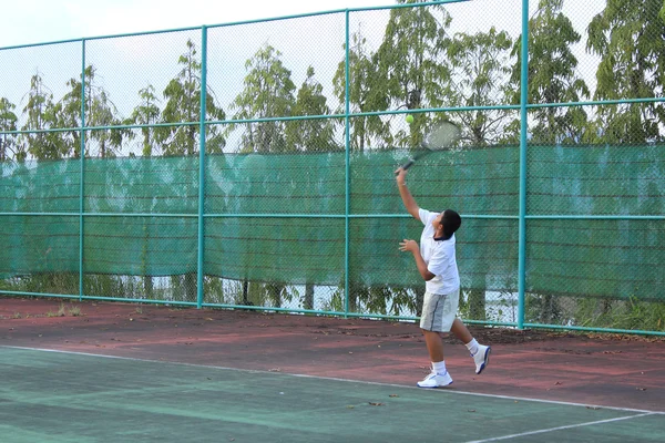 Służąc piłkę tenisową — Zdjęcie stockowe