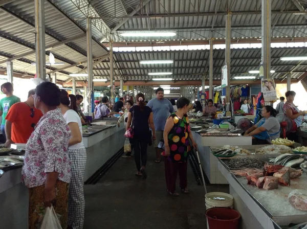 Тайцы совершают покупки на рынке Таиланда — стоковое фото