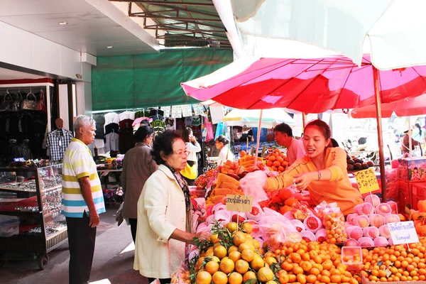 Покупка фруктов — стоковое фото