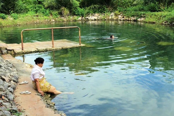 Thai Senior rilassante piscina termale all'aperto — Foto Stock