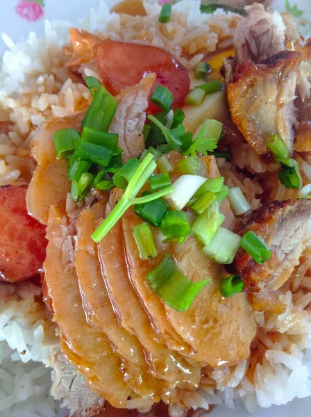 Oberer Reis mit rotem Schweinefleisch kochen — Stockfoto