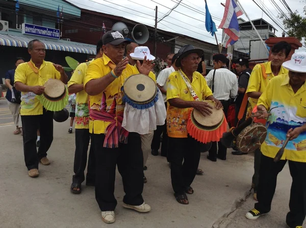 Surat thani, thailand - 5 oktober 2013: Thaise mensen parade geld aanbieden aan monniken. — Stok fotoğraf