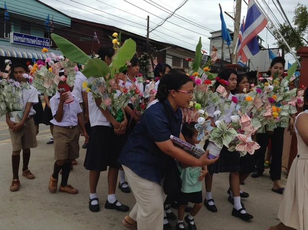 Surat thani, thailand - 5 oktober 2013: Thaise mensen parade geld aanbieden aan monniken. — Stok fotoğraf