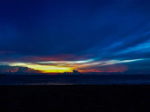 Puesta de sol sobre el mar, Tailandia — Foto de Stock