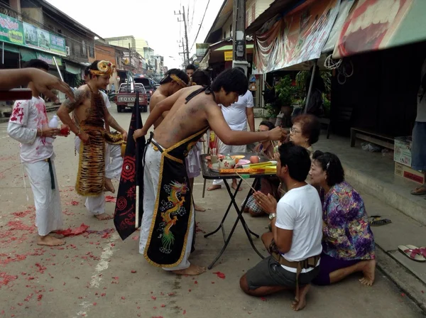 Surat Thani, Tailandia - 7 de octubre de 2013: Participante no identificado en el desfile del Festival Vegetariano . —  Fotos de Stock