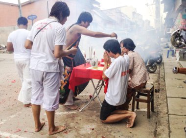 Chaya, surat thani, Tayland - 7 Ekim 2013: vejetaryen Festivali tanımlanamayan devotee, mah şarkısı, kişinin kendi organları sahip Tanrıların ruhları davet ediyor.