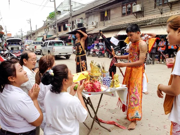 Chaya, Surat Thani, Tailandia - 7 de octubre de 2013: El devoto no identificado del Festival Vegetariano es Mah Song, persona que invita a los espíritus de los dioses a poseer sus cuerpos. . — Foto de Stock
