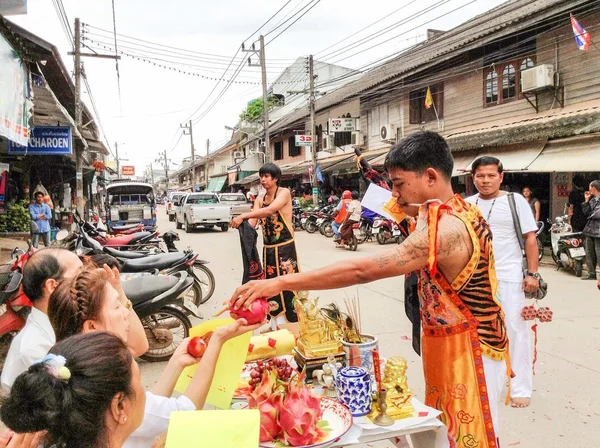 Chaya, Surat Thani, Tailandia - 7 de octubre de 2013: El devoto no identificado del Festival Vegetariano es Mah Song, persona que invita a los espíritus de los dioses a poseer sus cuerpos. . —  Fotos de Stock