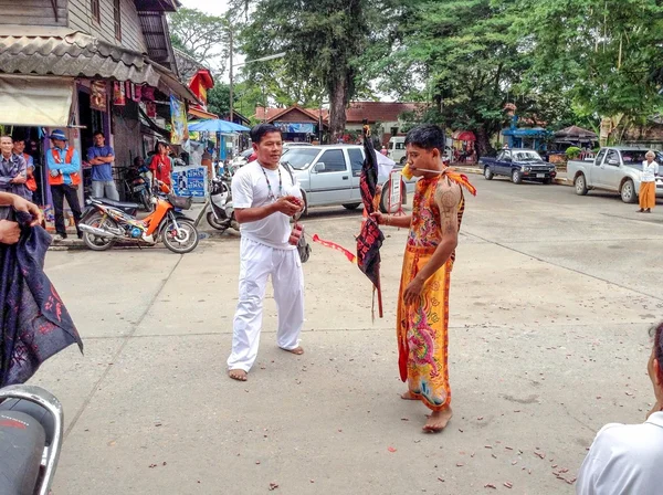 Chaya, Surat Thani, Thailandia - 7 ottobre 2013: devoto non identificato del Festival Vegetariano è Mah Song, persona che invita gli spiriti degli Dei a possedere il proprio corpo . — Foto Stock