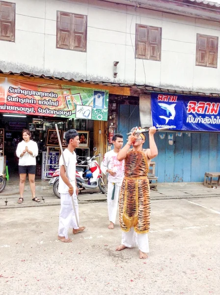Chaya, Surat Thani, Thailandia - 7 ottobre 2013: devoto non identificato del Festival Vegetariano è Mah Song, persona che invita gli spiriti degli Dei a possedere il proprio corpo . — Foto Stock