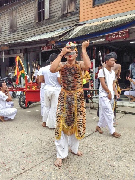 Chaya, Surat Thani, Thailand - October 7, 2013 : Unidentified devotee of Vegetarian Festival is Mah Song, person who invites the spirits of Gods to possess their bodies. — Stock Photo, Image