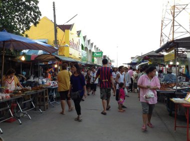 Tay insanlar chaiya Pazar akşam alışveriş